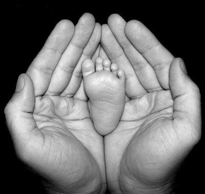 New Born Photo Ideas - Foot in hands