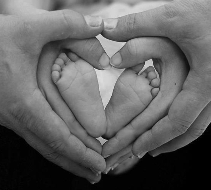 Newborn Photo Ideas - Hands and Feet