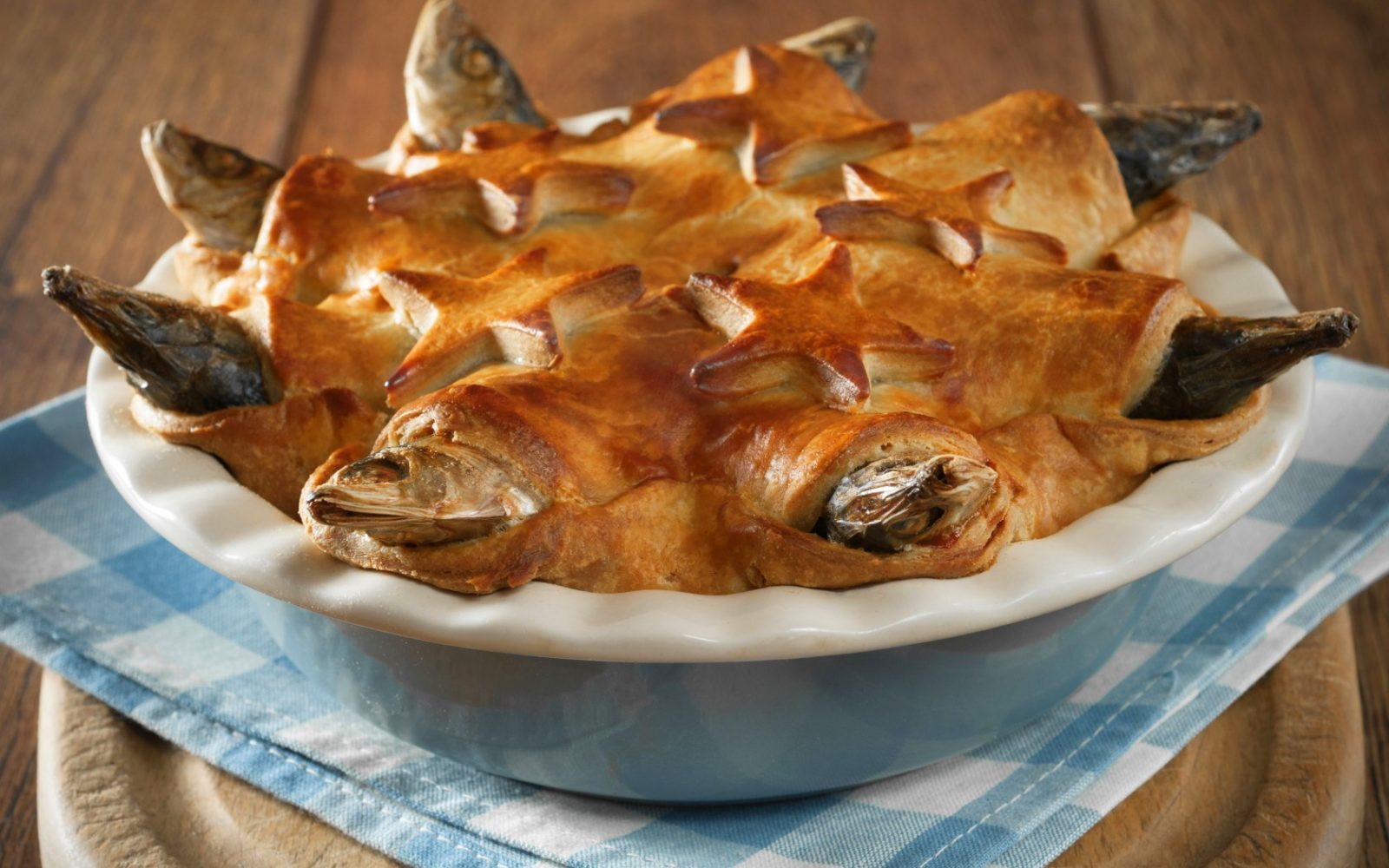 Weird Food - Scary Food 14 Stargazey Pie