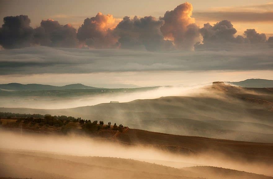 Morning misty layers Tuscany – Italy Misty Villages