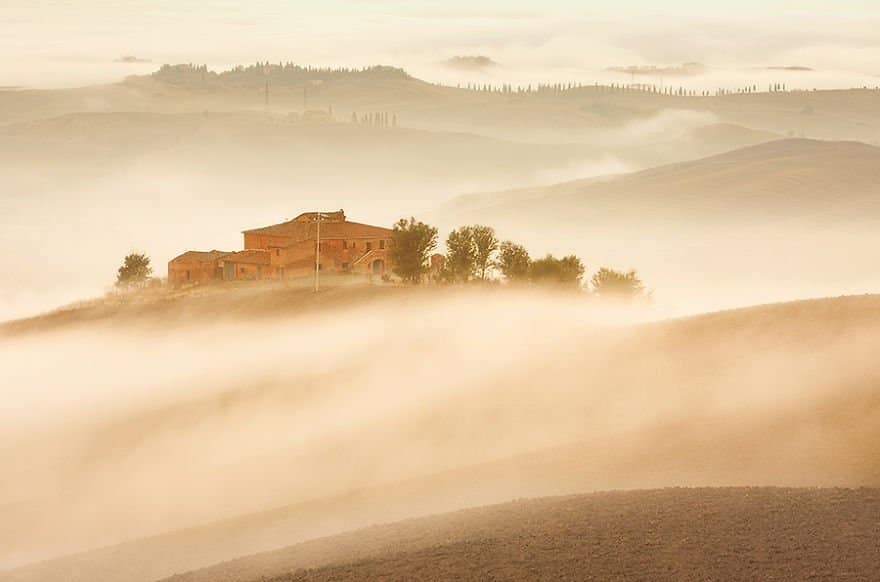 Sleepy morning Tuscany – Italy Misty Villages