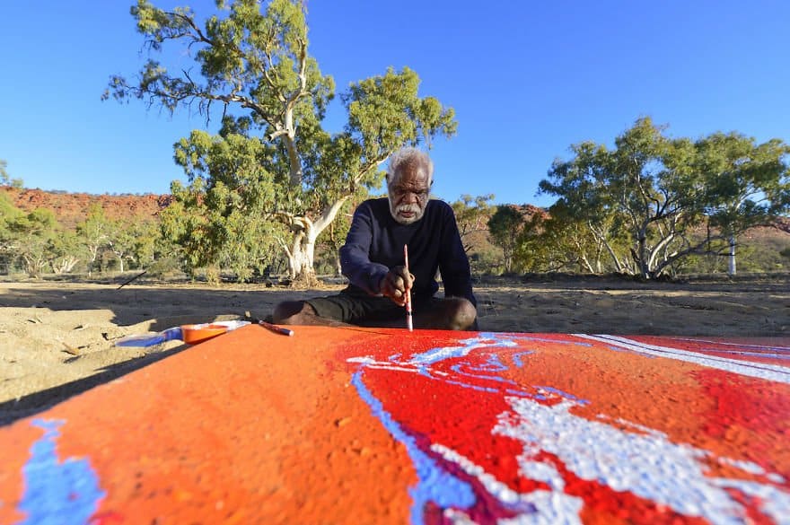 Yannima Tommy Watson paints in his country near Alice Springs Famous Artists