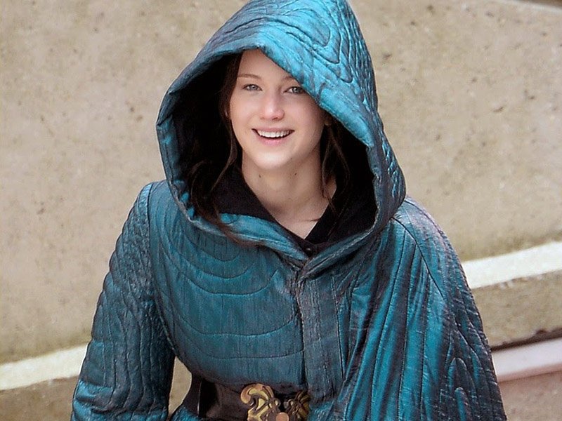 The Hunger Games Revealed - Katniss in Cloak
