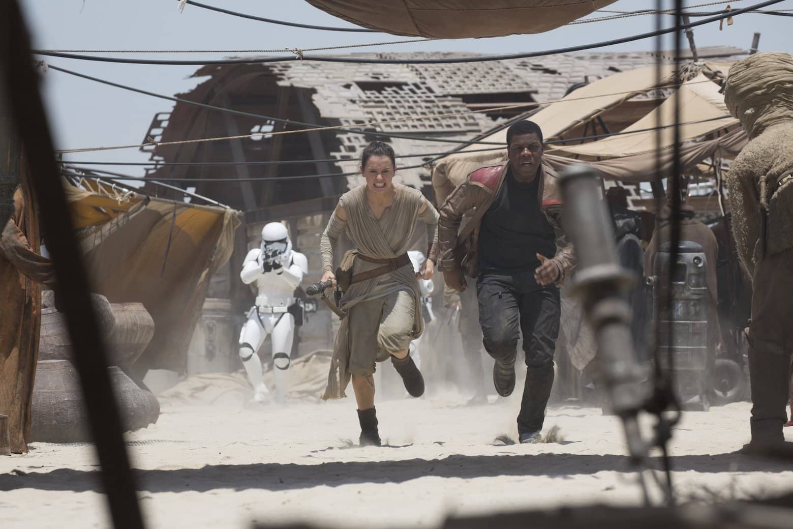 Star Wars VII The Force Awakens 15 - Rey anf Finn run from stormtroopers