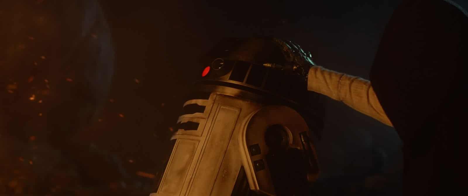 Star Wars VII The Force Awakens 28 - Robotic hand on R2-D2 Luke Skywalker