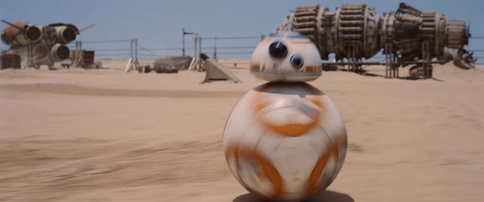 Star Wars VII The Force Awakens 39 - BB-8 on sand in Jakku