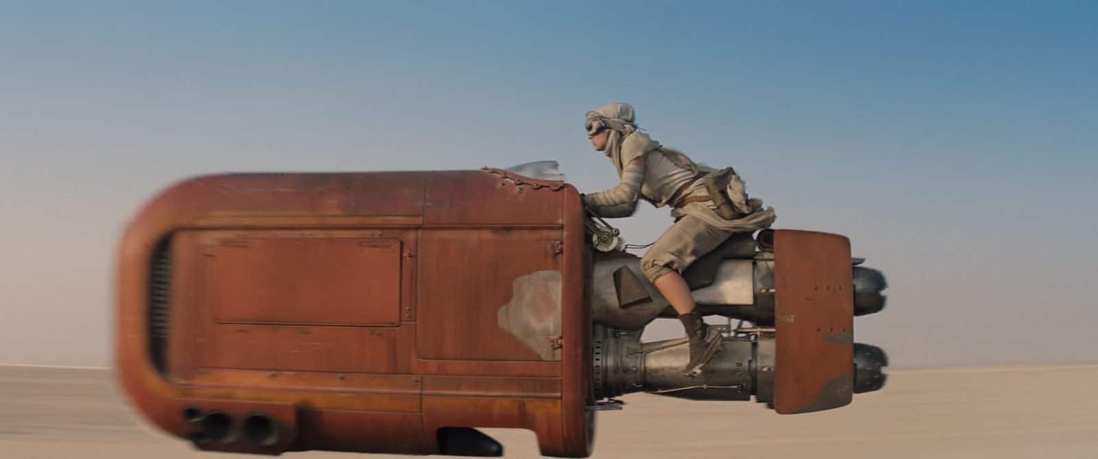 Star Wars VII The Force Awakens 40 - Rey on her speeder