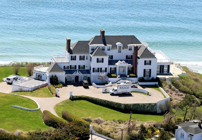Young Celeb Homes – Look What They Have Before 30