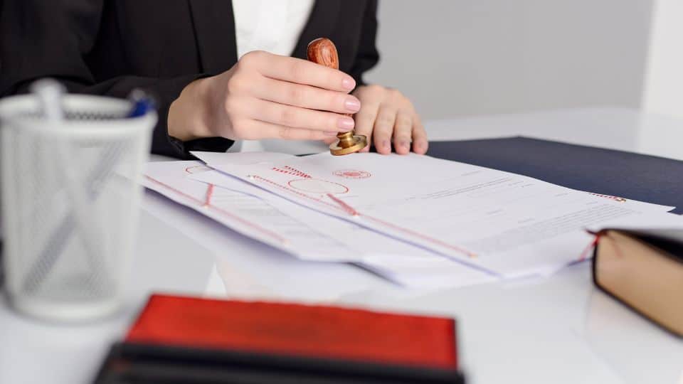 Can an Israeli lawyer notarize an American document?